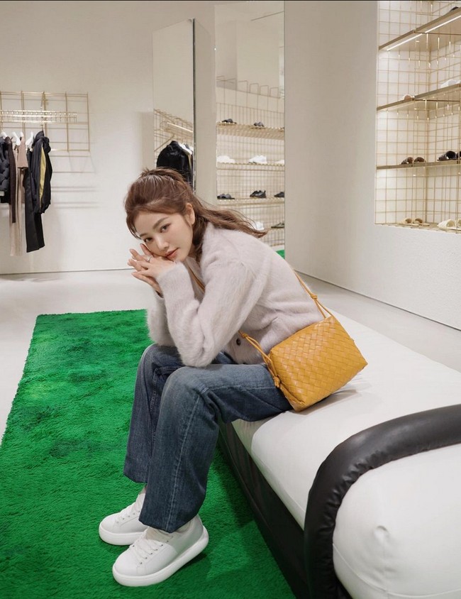 Banyak orang mengira dia masih remaja atau di awal 20-an tahun, padahal usia sebenarnya sudah 47 tahun. Foto: Instagram/@lurehsu