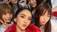 Keseruan Lyodra selfie bareng NewJeans. Foto: dok. Instagram Lyodra
