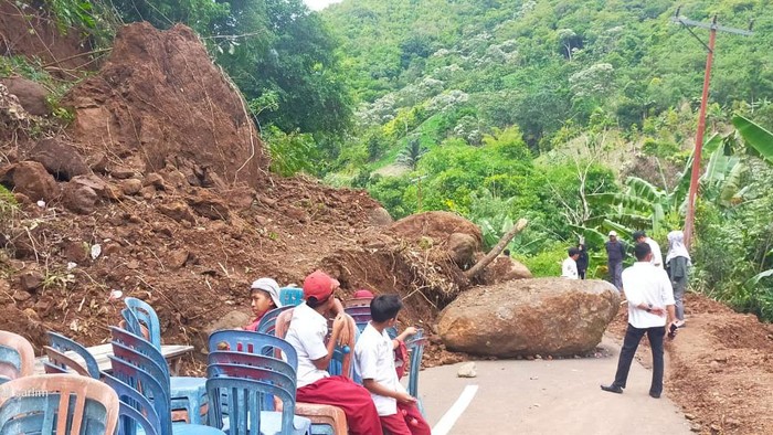 Material longsor di Jalan Poros Bone-Barru belum dibersihkan.