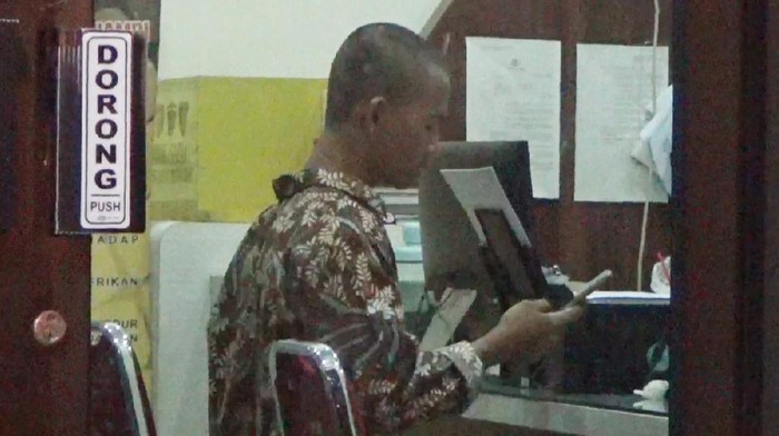 Mahasiswa bernama Atur saat berada di SPKT Polda Jambi laporkan Dosennya yang menganiaya dan menghinanya. (dok Ferdi)