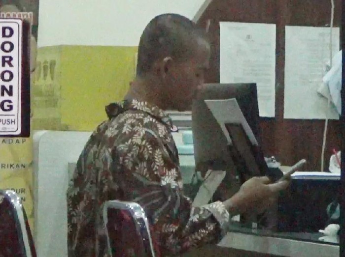 Mahasiswa bernama Atur saat berada di SPKT Polda Jambi laporkan Dosennya yang menganiaya dan menghinanya. (dok Ferdi)