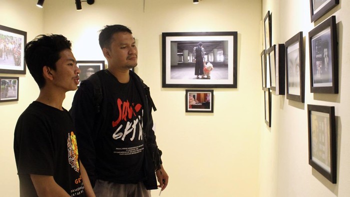 Mengenal Lebih Dalam Generasi Z Lewat Bingkai Foto Sejumlah pengunjung melihat foto dalam Pameran Genious di Aula Student Centre, UIN Syarif Hidayatullah, Tangerang Selatan, Jumat (16/12/2022).