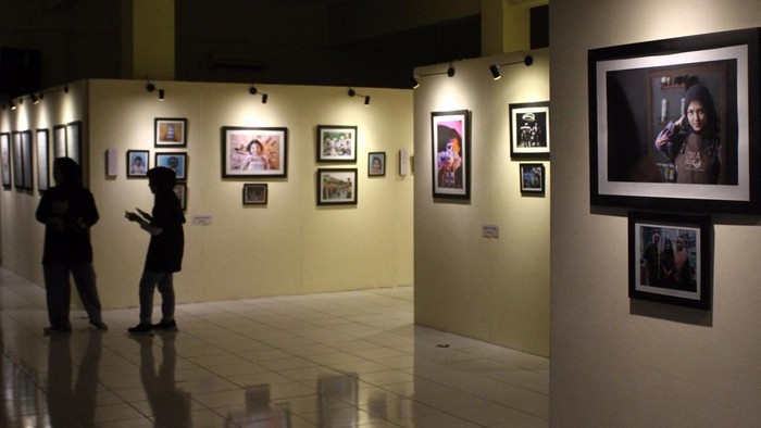 Mengenal Lebih Dalam Generasi Z Lewat Bingkai Foto Sejumlah pengunjung melihat foto dalam Pameran Genious di Aula Student Centre, UIN Syarif Hidayatullah, Tangerang Selatan, Jumat (16/12/2022).
