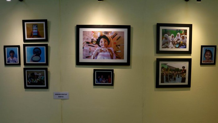 Mengenal Lebih Dalam Generasi Z Lewat Bingkai Foto Sejumlah pengunjung melihat foto dalam Pameran Genious di Aula Student Centre, UIN Syarif Hidayatullah, Tangerang Selatan, Jumat (16/12/2022).