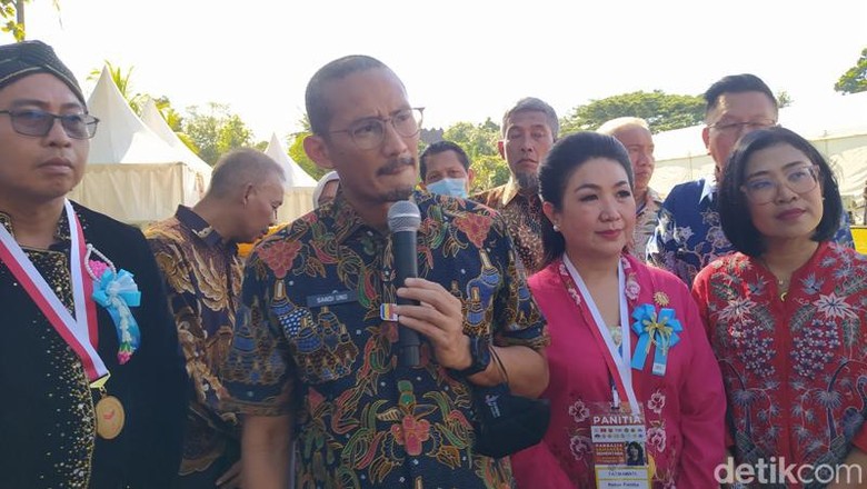 Menparekraf Sandiaga Uno saat menghadiri Pabbajja Samanera Sementara di Candi Borobudur, Sabtu (17/12/2022).