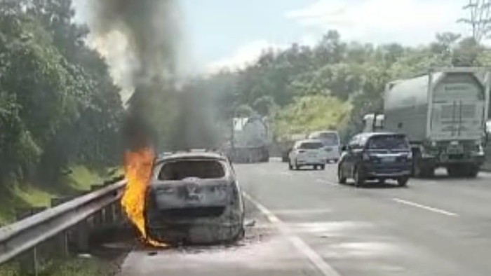 Sebuah mobil terbakar di Tol Cipularang, Purwakarta, Sabtu (17/12/2022).