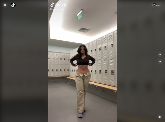 Dalam berbagai video, Nahrin menunjukkan siluet jam pasirnya dengan mengenakan atas crop top. Agar semakin memperlihatkan keunikan bentuk tubuhnyanya, tak jarang Nahrin sampai membuka kancing dan resleting celana. Foto: TikTok