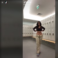 Dalam berbagai video, Nahrin menunjukkan siluet jam pasirnya dengan mengenakan atas crop top. Agar semakin memperlihatkan keunikan bentuk tubuhnyanya, tak jarang Nahrin sampai membuka kancing dan resleting celana. Foto: TikTok