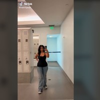 Karena komentar-komentar itu, Nahrin semakin banyak mengunggah gayanya yang menampilkan bagian perut dan pinggang. Ia pun membuat video dengan pencahayaan yang berbeda agar orang percaya itu bentuk tubuh aslinya.Foto: TikTok