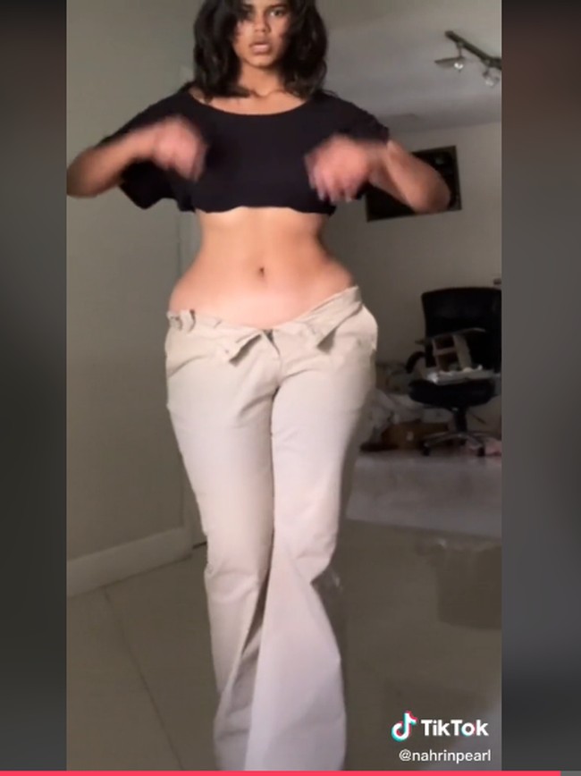 Seorang wanita bernama Nahrin Pearl sering memamerkan bentuk tubuhnya di TikTok. Ia punfokus pada bagian perut dan pinggangnya yang jadi perhatiakn karena dianggap punya siluet jam pasir sempurna. Foto: TikTok