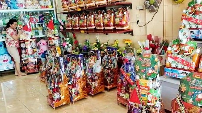 Pajangan parcel di salah satu toko di Kisaran, Asahan.