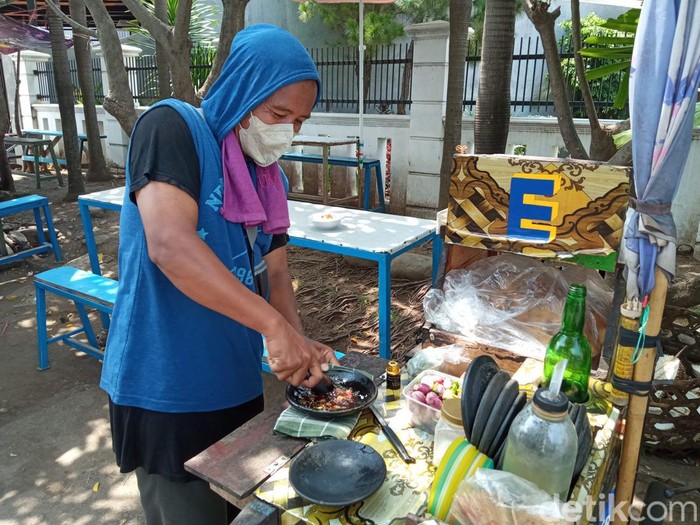 Pedagang Tahu Gejrot di Cirebon.