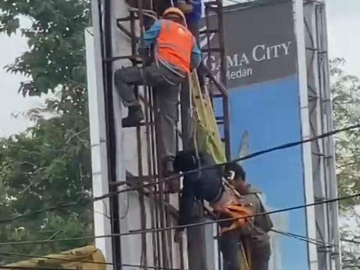 Pekerja baliho kesetrum listrik sedang dievakuasi