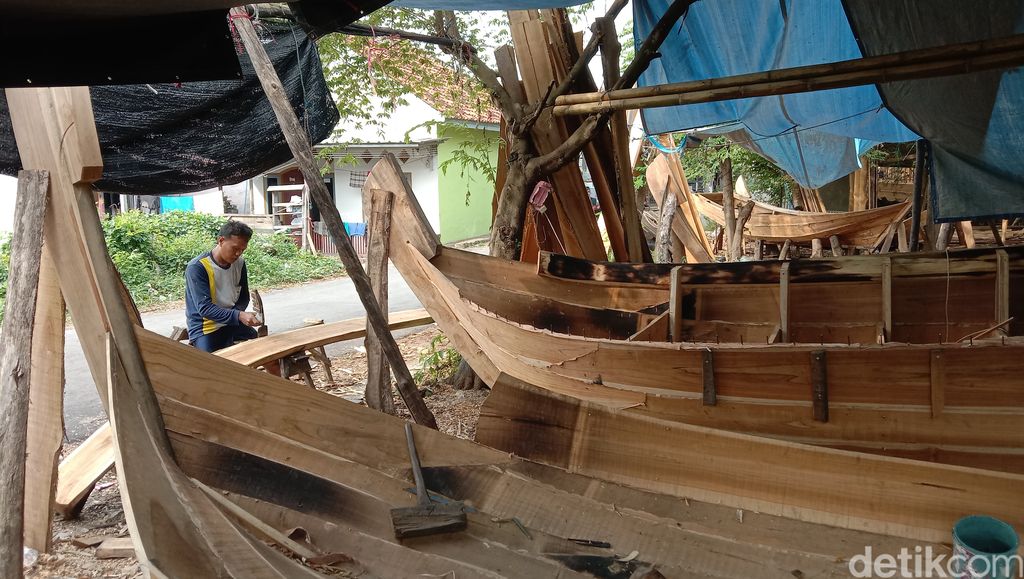 Pembuatan perahu di Indramyu.