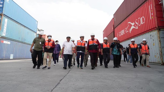 Penampakan Daging Sapi Brasil Masuk RI PT Berdikari bagian dari Holding BUMN Pangan ID FOOD melaporkan telah mendatangkan tahapan terakhir daging sapi impor sebanyak 28 ton. Perusahaan tersebut telah mendapatkan penugasan tahun ini untuk mengimpor daging sapi sebanyak 20.000 ton.