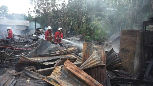 Petugas Damkar Badung memadamkan kebakaran kos-kosan di sebelah selatan Bandara I Gusti Ngurah Rai, tepatnya di wilayah Kelan, Kelurahan Tuban, Kecamatan Kuta, Badung,Sabtu (17/12/2022) sore.