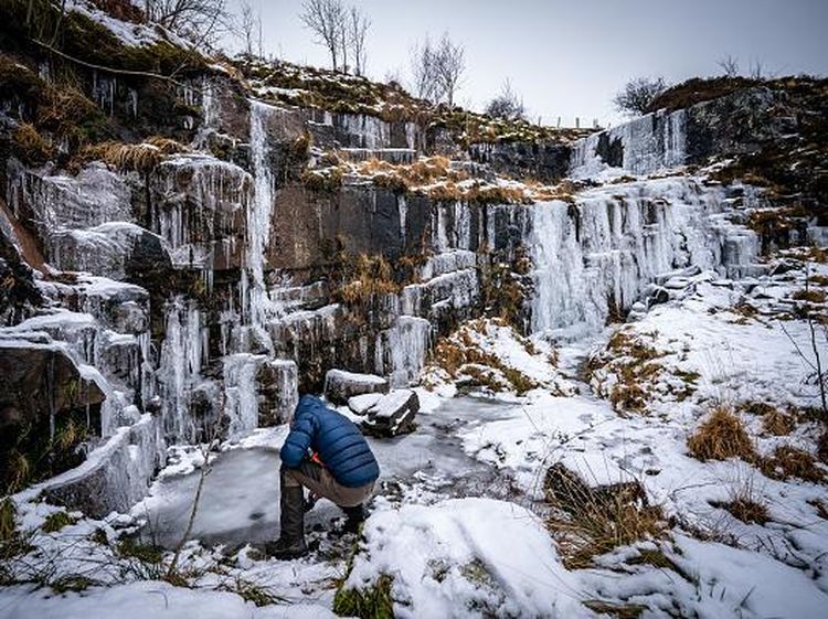 Potret Menakjubkan Air Terjun di Wales yang Membeku
