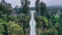 Jembatan Kaca Seruni Point membentang sepanjang 120 meter berada di atas jurang dengan kedalaman sekitar 80 meter. Jembatan ini tergolong sebagai jembatan gantung pejalan kaki (suspended cable) dengan struktur lantai/deck berupa kaca pengaman berlapis (laminated glass) ketebalan masing-masing 12 mm dan direkatkan menggunakan lapisan vinyl interlayer.