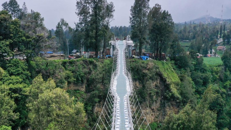 Potret Uji Coba Jembatan Kaca 120 Meter Pakai Karung Pasir Total 7 Ton Kementerian Pekerjaan Umum dan Perumahan Rakyat (PUPR) telah menyelesaikan pembangunan Jembatan Kaca Seruni Point di Kawasan Strategis Pariwisata Nasional (KSPN) Bromo-Tengger-Semeru, Jawa Timur. Saat ini tengah dilakukan uji beban (loading test) pada Jembatan Kaca Seruni Point (prototype) untuk menguji performa struktur dan keamanan jembatan, sehingga memberikan jaminan keamanan dan keselamatan bagi wisatawan setelah dioperasikan nanti.