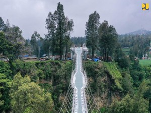 Jembatan Kaca Bromo Tahan Beban 6 Ton Lebih!