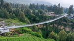 Potret Uji Beban Jembatan Kaca 120 Meter Pakai Karung Pasir Total 7 Ton
