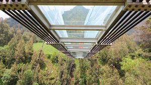Rampung, Jembatan Kaca di Bromo Ditumpuk Karung Pasir 7 Ton