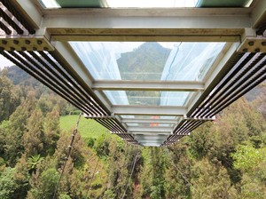 Rampung, Jembatan Kaca di Bromo Ditumpuk Karung Pasir 7 Ton