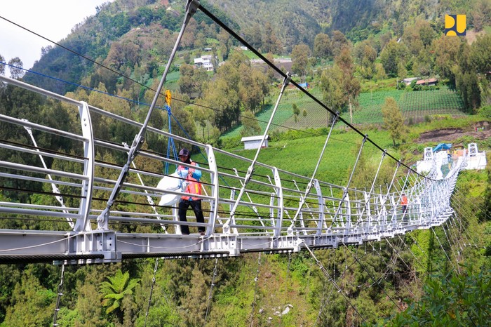 Kementerian Pekerjaan Umum dan Perumahan Rakyat (PUPR) telah menyelesaikan pembangunan Jembatan Kaca Seruni Point di Kawasan Strategis Pariwisata Nasional (KSPN) Bromo-Tengger-Semeru, Jawa Timur. Saat ini tengah dilakukan uji beban (loading test) pada Jembatan Kaca Seruni Point (prototype) untuk menguji performa struktur dan keamanan jembatan, sehingga memberikan jaminan keamanan dan keselamatan bagi wisatawan setelah dioperasikan nanti.