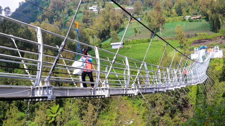 Potret Uji Coba Jembatan Kaca 120 Meter Pakai Karung Pasir Total 7 Ton Kementerian Pekerjaan Umum dan Perumahan Rakyat (PUPR) telah menyelesaikan pembangunan Jembatan Kaca Seruni Point di Kawasan Strategis Pariwisata Nasional (KSPN) Bromo-Tengger-Semeru, Jawa Timur. Saat ini tengah dilakukan uji beban (loading test) pada Jembatan Kaca Seruni Point (prototype) untuk menguji performa struktur dan keamanan jembatan, sehingga memberikan jaminan keamanan dan keselamatan bagi wisatawan setelah dioperasikan nanti.