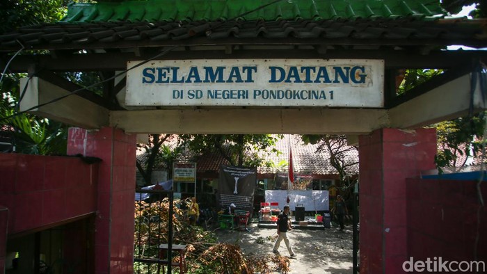 Orang tua murid membersihkan kelas di SDN Pondok Cina 1, Depok, Sabtu (17/12/2022).