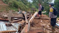 11 Rumah Rusak Berat Akibat Longsor-Banjir Bandang Di Desa Miallo Tana ...