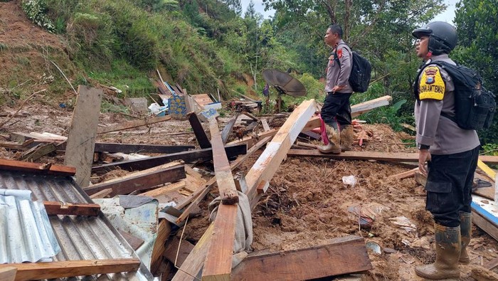 Rumah warga di Desa Miallo, Kecamatan Mappak, Tana Toraja rusak akibat tertimpa longsor.