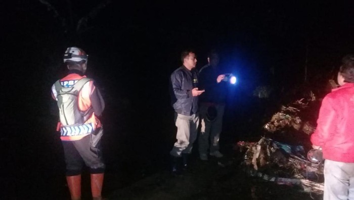 Camat Sukanagara dan BPBD tinjau satu unit rumah yang terbawa hanyut banjir bandang, Jumat (16/12/2022) sore.