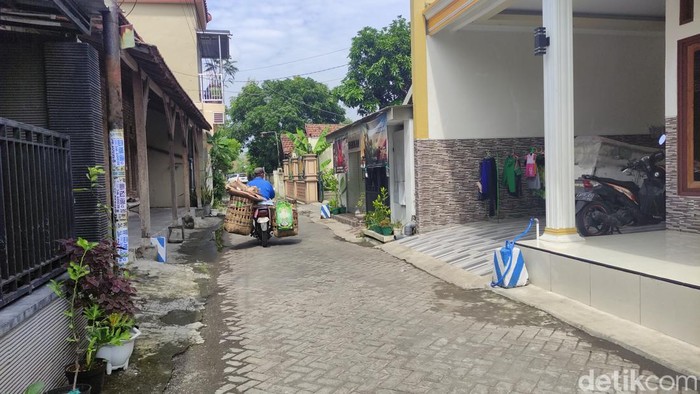sebuah pajero digondol maling di rumah warga porong sidoarjo