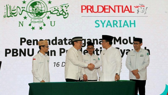 Sinergi Bersama Mendorong Pertumbuhan Ekonomi Syariah (kiri-kanan) Qohari Cholil, Direktur Eksekutif LAZISNU PBNU; Omar Sjawaldy Anwar, Presiden Direktur Prudential Syariah; KH Yahya Cholil Staquf (Gus Yahya), Ketua Umum PBNU; KH Habib Ali Hasan Al Bahar, Lc., M.A, Ketua LAZISNU; dan Moesafa, Sekretaris LAZISNU hadir dalam penandatanganan MoU untuk kerja sama literasi dan inklusi keuangan Syariah di Kemayoran, Jakarta Pusat, Jumat (16/12/2022).