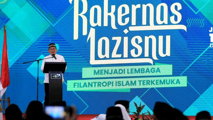 (kiri-kanan) Qohari Cholil, Direktur Eksekutif LAZISNU PBNU; Omar Sjawaldy Anwar, Presiden Direktur Prudential Syariah; KH Yahya Cholil Staquf (Gus Yahya), Ketua Umum PBNU; KH Habib Ali Hasan Al Bahar, Lc., M.A, Ketua LAZISNU; dan Moesafa, Sekretaris LAZISNU hadir dalam penandatanganan MoU untuk kerja sama literasi dan inklusi keuangan Syariah di Kemayoran, Jakarta Pusat, Jumat (16/12/2022).