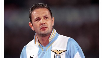 Mihajlovic, yang ikonik dengan gol-gol tendangan bebasnya, meninggal dunia di sebuah klini di kota Roma hari ini, Jumat (16/12/2022). Pria Serbia itu meninggal di tengah perjuangannya melawan Leukemia. Foto: Twitter