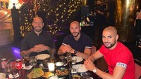 Makan malam juga menjadi momen pendekatan oleh Sofyan Amrabat bersama rekan satu timnya. Makanan yang banyak dan minuman soda kaleng dipesan sebagai suguhan istimewa. Foto: Instagram/sofyanamrabat
