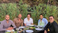 Tak hanya berdedikasi untuk bermain bola, Sofyan Amrabat juga hangat dengan rekan atlet lainnya. Ia seringkali mengabadikan momen makan bersama dengan tim sepak bola yang digawanginya. Foto: Instagram/sofyanamrabat