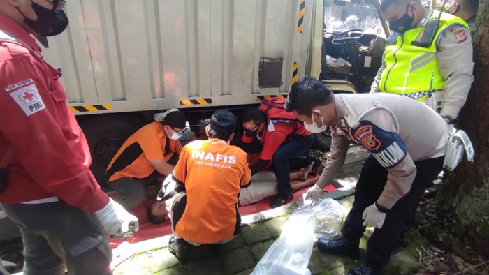 Sopir truk diduga serangan jantung hingga tabrak mobil lain.