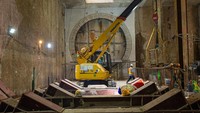 Penyelesaian tersebut ditandai dengan suksesnya mesin bor terowongan 2 (TBM 2) menembus (breakthrough) dinding selatan Stasiun Monas sisi northbound (arah Kota) pada Kamis (15-12-2022). Foto: Dok. MRT Jakarta