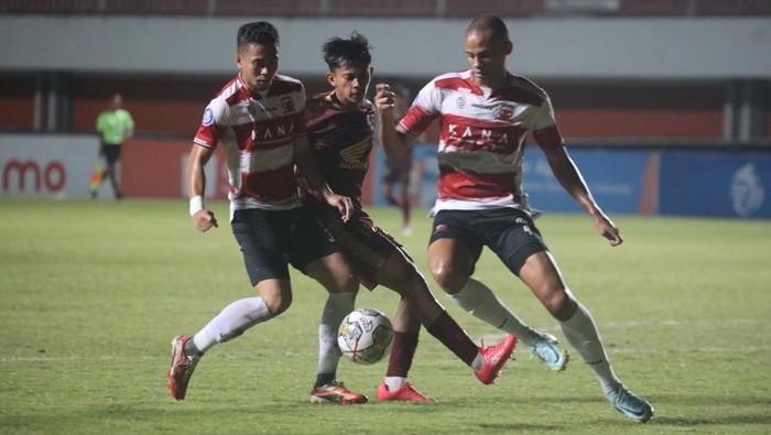 Striker PSM Ricky Pratama dipepet oleh dua pemain belakang Madura United, Reva Adi Utama dan Cleberson saat duel di Liga 1 2022/2023.