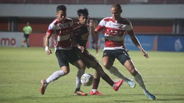 Striker PSM Ricky Pratama dipepet oleh dua pemain belakang Madura United, Reva Adi Utama dan Cleberson saat duel di Liga 1 2022/2023.