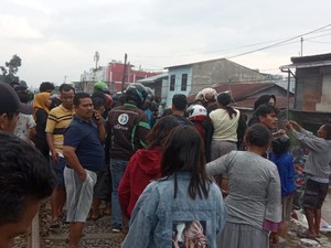 Asik Teleponan, Wanita di Medan Tewas Ditabrak Kereta Api