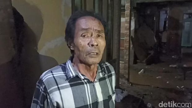 Warga Cianjur ini menceritakan momen menyelamatkan diri saat banjir bandang menerjang rumahnya, Jumat (16/12/2022).