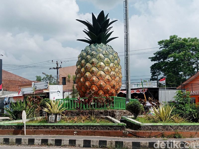 Tugu nanas di Jalancagak Subang.
