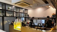 Seperti ini suasana Sip Easy Coffee di bagian dalam. Tempatnya memang tidak terlalu besar, namun nyaman untuk dijadikan tempat nongkrong. Foto: Detikcom / Atiqa Rana