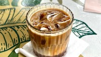  Jika ingin kopi standar, pengunjung juga bisa membeli beberapa menu kopi klasik mereka. Salah satu yang bisa ditemukan adalah caramel macchiato. Foto: Detikcom / Atiqa Rana