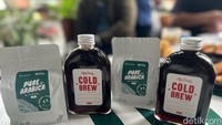 Mereka juga menjual cold brew dalam botol kaca maupun biji kopi Arabika. Ini cocok bagi kamu yang ingin berkreasi dengan kopi sendiri di rumah. Foto: Detikcom / Atiqa Rana