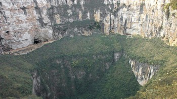 Xiaoxhai Tiankeng, menjadi sinkhole terbesar dan terdalam di dunia sejauh ini. Namun satu hal yang pasti, kedalamannya diestimasi 660 meter dengan volume 130 juta meter kubik. Tiankeng yang berarti Lubang Surgawi, merupakan rumah bagi ekosistem sekitar 1.285 spesies tanaman dan hewan. Selain itu, macan dahan, kobra China, dan salamander raksasa China adalah beberapa hewan yang menghuni di sini. Foto: Wikipedia